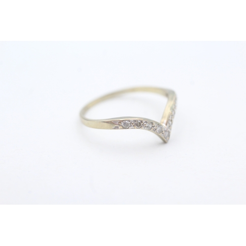 25 - 9ct gold diamond chevron ring (1g) Size M