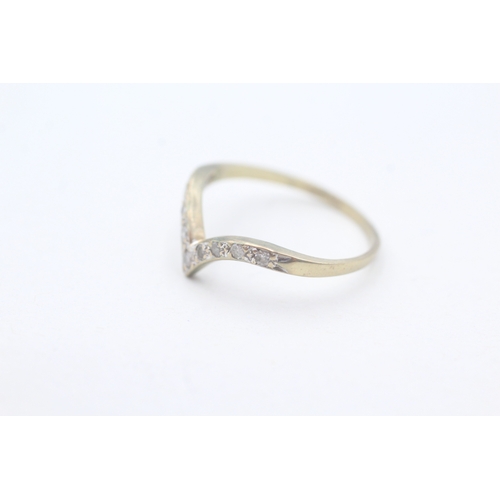 25 - 9ct gold diamond chevron ring (1g) Size M