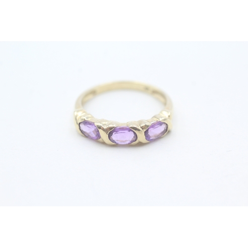 26 - 9ct gold three stone amethyst ring (2.2g) Size Q