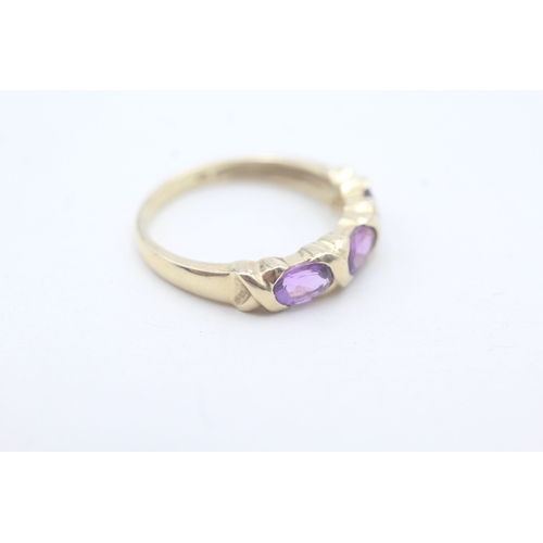 26 - 9ct gold three stone amethyst ring (2.2g) Size Q