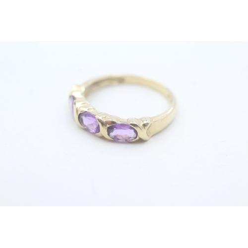 26 - 9ct gold three stone amethyst ring (2.2g) Size Q