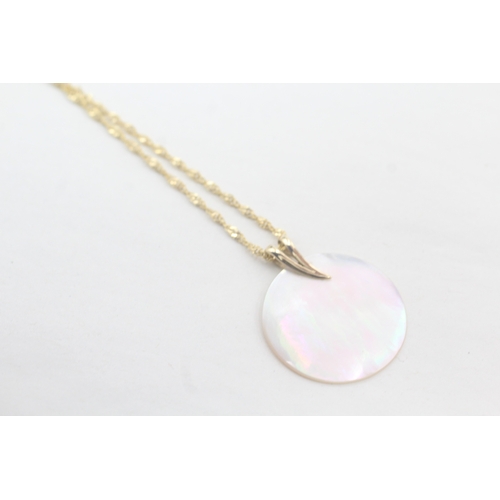 27 - 9ct gold mother of pearl pendant on chain (2.7g)