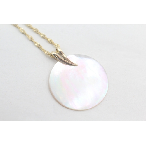 27 - 9ct gold mother of pearl pendant on chain (2.7g)