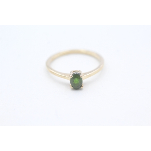 28 - 9ct gold and diopside stone ring (1.6g) Size O