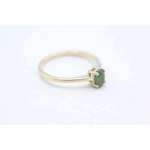 28 - 9ct gold and diopside stone ring (1.6g) Size O