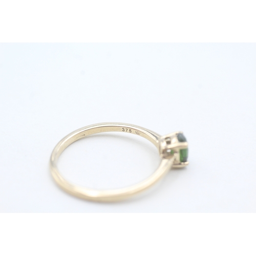 28 - 9ct gold and diopside stone ring (1.6g) Size O