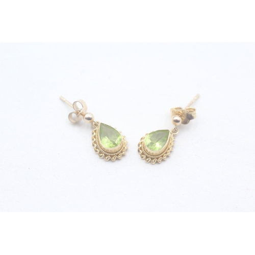 29 - 9ct gold peridot drop stud earrings (1.4g)