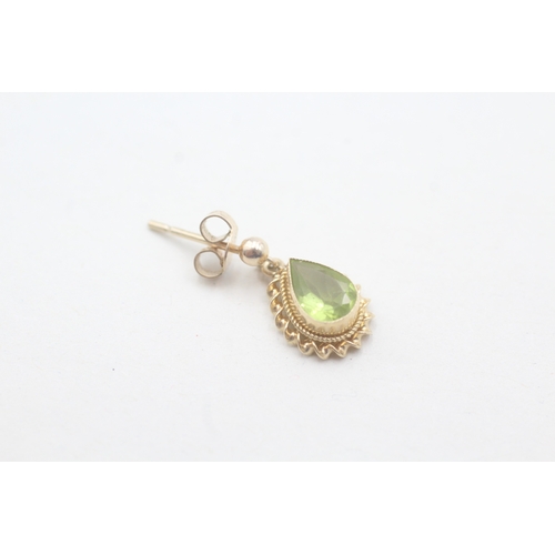 29 - 9ct gold peridot drop stud earrings (1.4g)