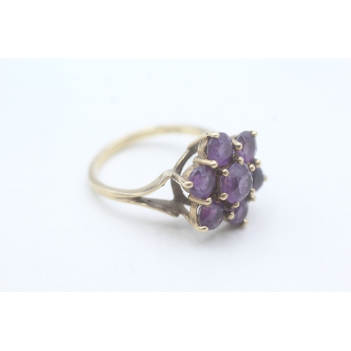 33 - 9ct gold amethyst flower cluster set ring (4.5g) Size P