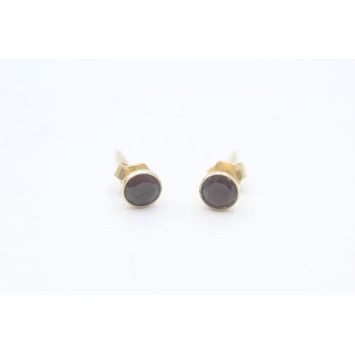 38 - 9ct gold and garnet stud earrings (1g)