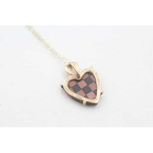 40 - 9ct gold onyx and goldstone heart mosaic pendant on chain (1.3g)