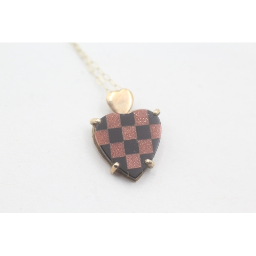 40 - 9ct gold onyx and goldstone heart mosaic pendant on chain (1.3g)