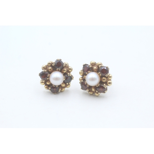 43 - 9ct gold cultured pearl and garnet stud earrings (3g)