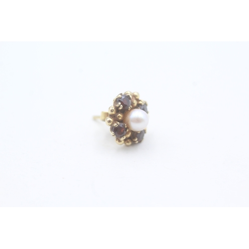 43 - 9ct gold cultured pearl and garnet stud earrings (3g)