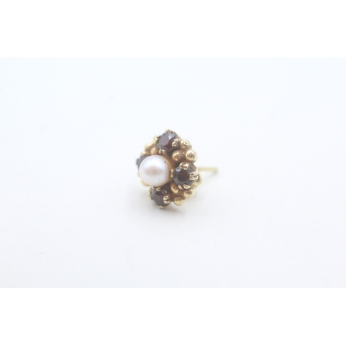 43 - 9ct gold cultured pearl and garnet stud earrings (3g)