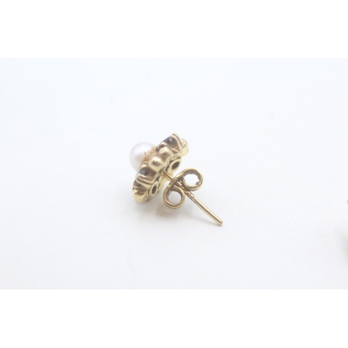 43 - 9ct gold cultured pearl and garnet stud earrings (3g)