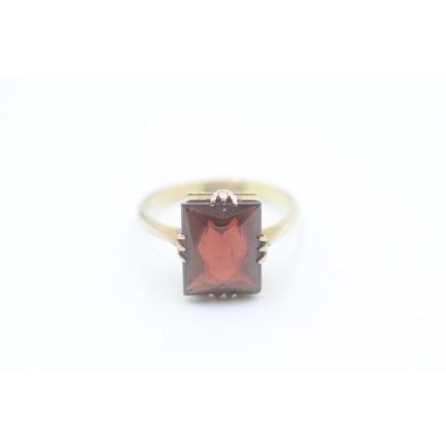 52 - 9ct gold and garnet ring (2.1g) Size J 1/2