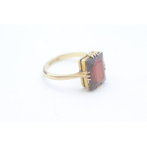 52 - 9ct gold and garnet ring (2.1g) Size J 1/2