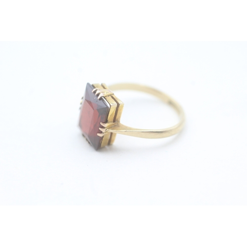 52 - 9ct gold and garnet ring (2.1g) Size J 1/2