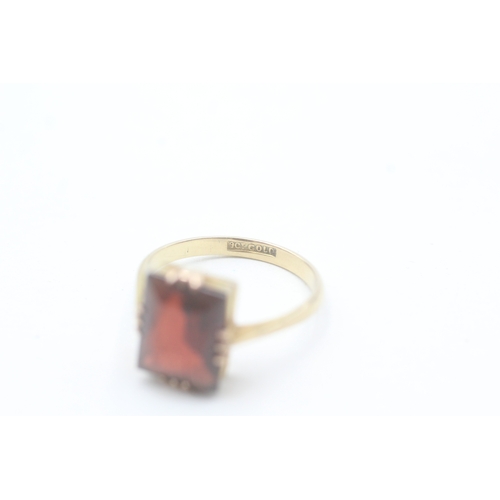 52 - 9ct gold and garnet ring (2.1g) Size J 1/2