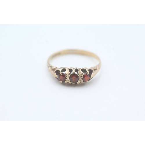 54 - 9ct gold three stone garnet ring (1.5g) Size L