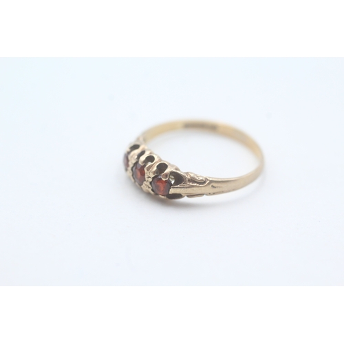 54 - 9ct gold three stone garnet ring (1.5g) Size L