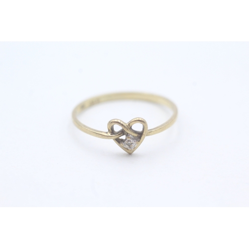 63 - 9ct gold twisted heart and diamond ring (1.2g) Size P