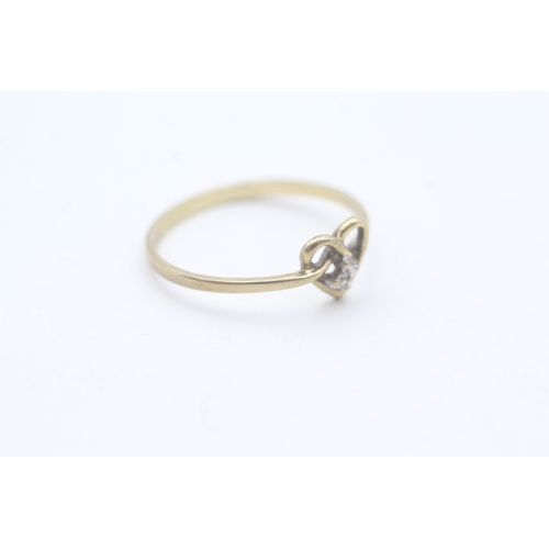 63 - 9ct gold twisted heart and diamond ring (1.2g) Size P