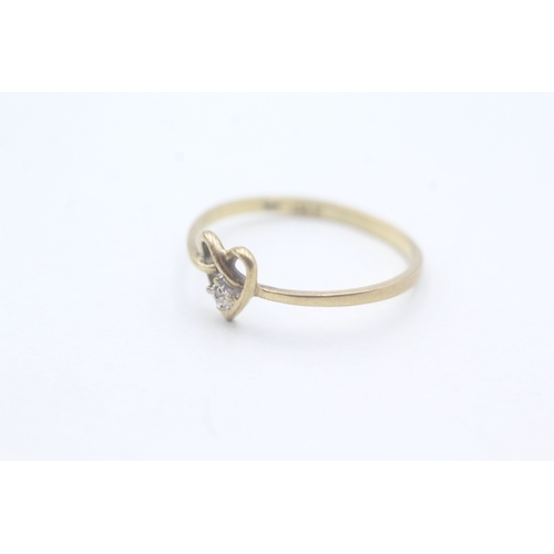 63 - 9ct gold twisted heart and diamond ring (1.2g) Size P