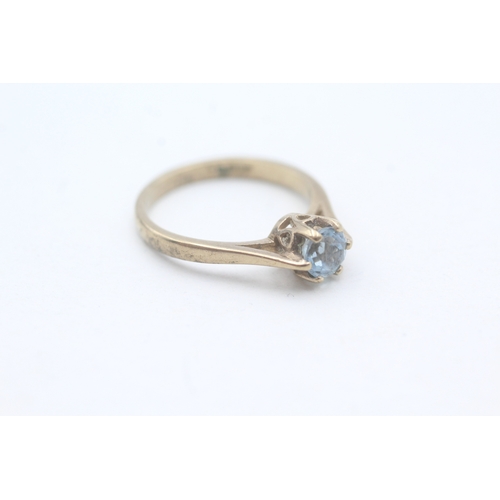 66 - 9ct gold and aquamarine claw set ring (2.2g) Size L