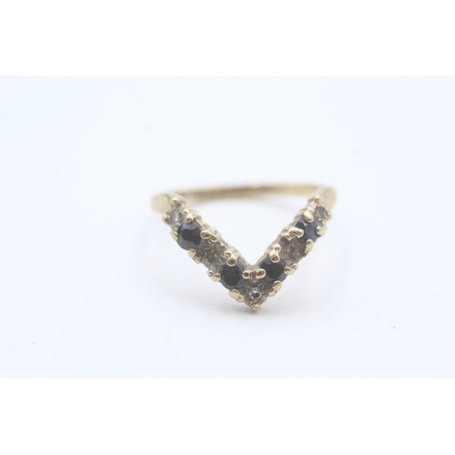 67 - 9ct gold sapphire and diamond chevron ring (2.1g) Size N