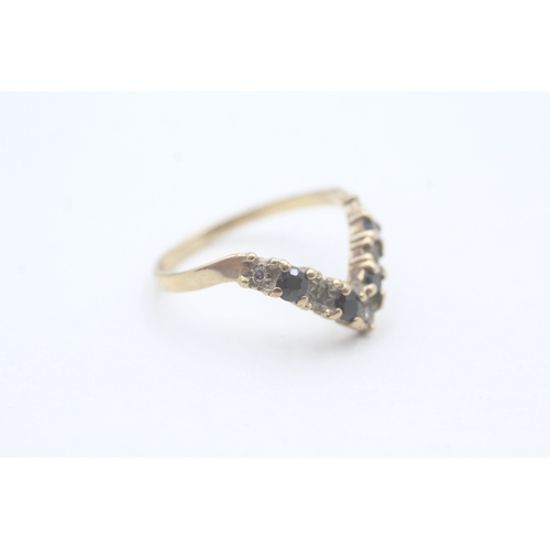 67 - 9ct gold sapphire and diamond chevron ring (2.1g) Size N