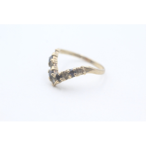 67 - 9ct gold sapphire and diamond chevron ring (2.1g) Size N