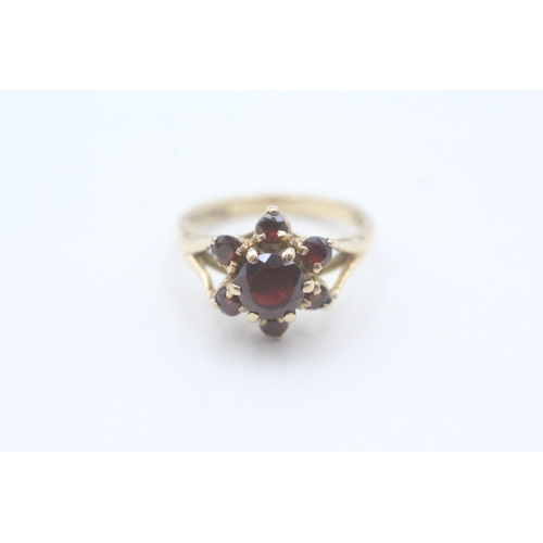 73 - 9ct gold and garnet flower cluster ring (3.1g) Size K