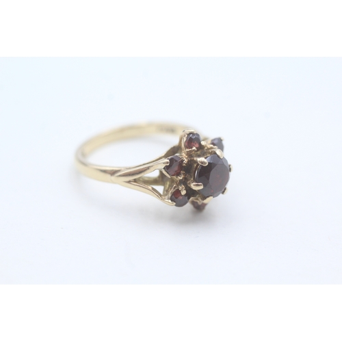 73 - 9ct gold and garnet flower cluster ring (3.1g) Size K