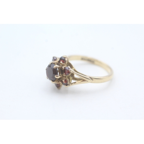 73 - 9ct gold and garnet flower cluster ring (3.1g) Size K