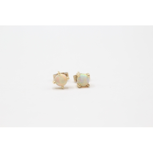 76 - 2 x 9ct gold opal stud earrings (1.9g)