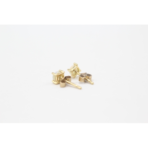 76 - 2 x 9ct gold opal stud earrings (1.9g)