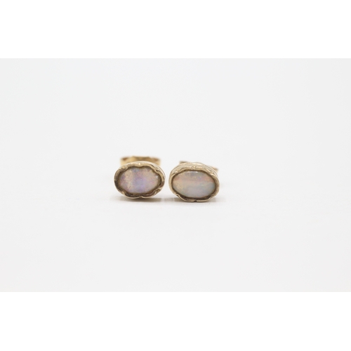 76 - 2 x 9ct gold opal stud earrings (1.9g)