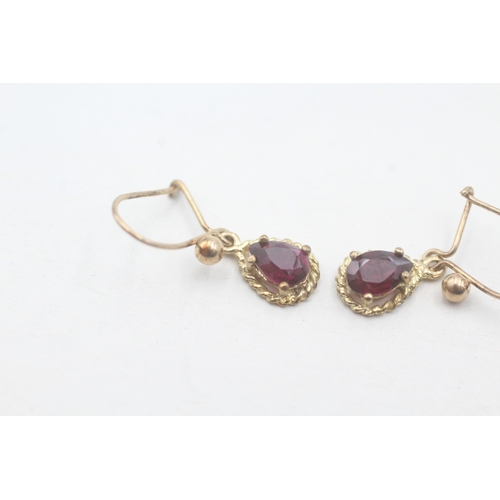 82 - 9ct gold and garnet hook drop earrings (1g)