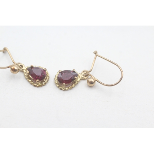 82 - 9ct gold and garnet hook drop earrings (1g)