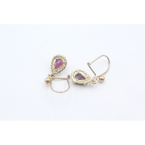 82 - 9ct gold and garnet hook drop earrings (1g)