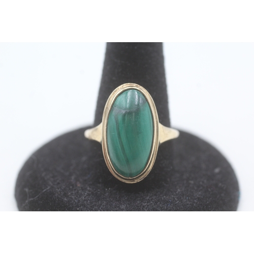 83 - 9ct gold malachite cabochon set ring (4.7g) Size P