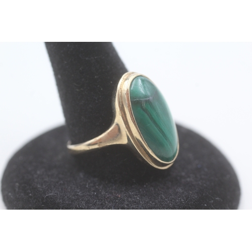 83 - 9ct gold malachite cabochon set ring (4.7g) Size P