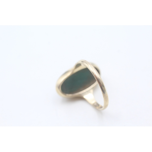 83 - 9ct gold malachite cabochon set ring (4.7g) Size P