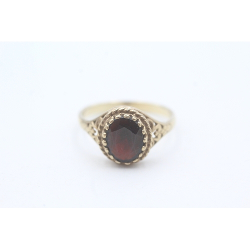 85 - 9ct gold and garnet ring (2.5g) Size O