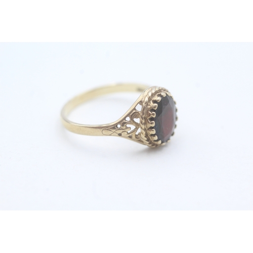 85 - 9ct gold and garnet ring (2.5g) Size O