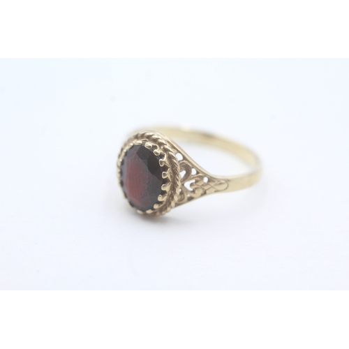 85 - 9ct gold and garnet ring (2.5g) Size O