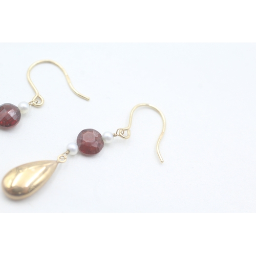 94 - 9ct gold cultured pearl and garnet hook earrings (1.9g)