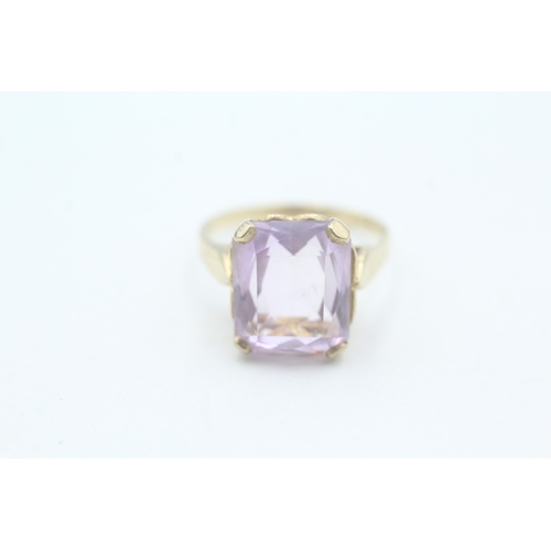 96 - 9ct gold and amethyst claw set dress ring (3.1g) Size M